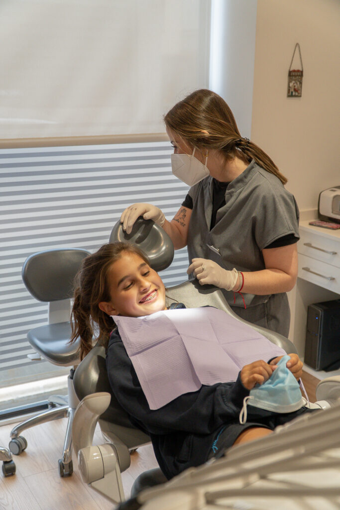 Clinica Dental Flúor Dentista atendiendo paciente