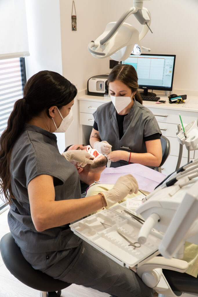 Clinica Dental Flúor Dentista atendiendo paciente