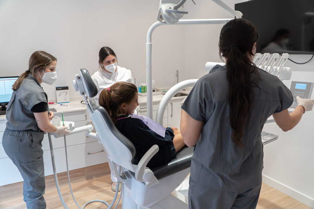 Clinica Dental Flúor Dentista atendiendo paciente