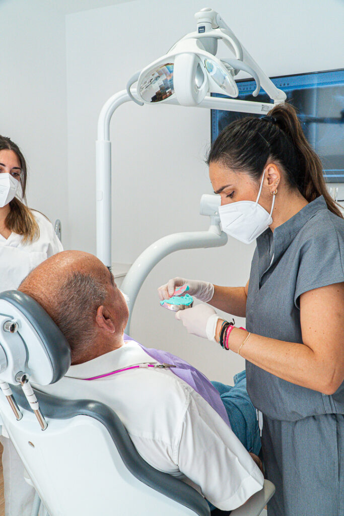 Clinica Dental Flúor Dentista atendiendo paciente