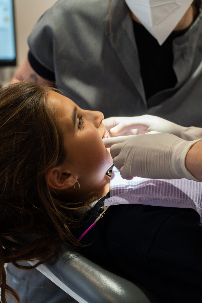 Clinica Dental Flúor Dentista atendiendo paciente