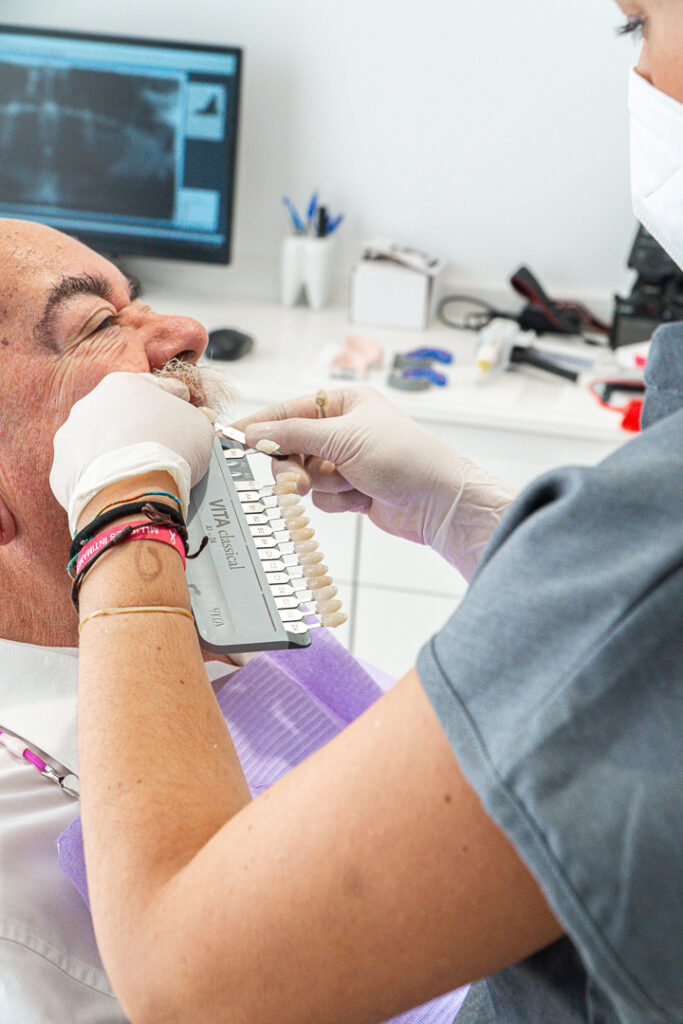 Clinica Dental Flúor Dentista atendiendo paciente