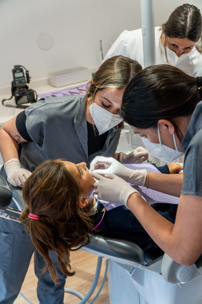 Clinica Dental Flúor Dentista atendiendo paciente