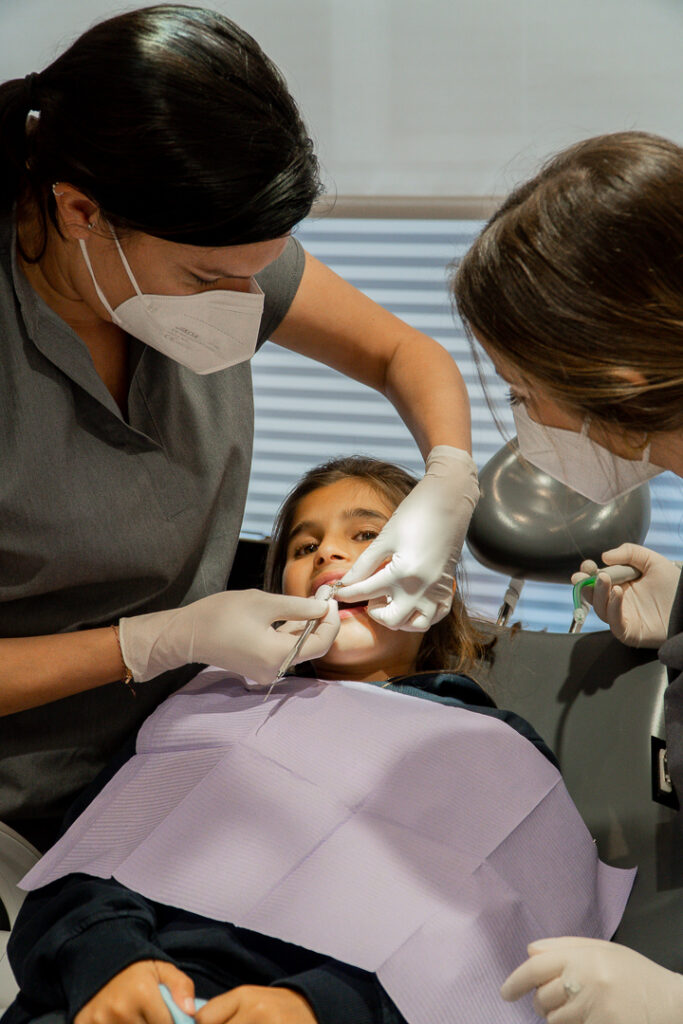 Clinica Dental Flúor Dentista atendiendo paciente