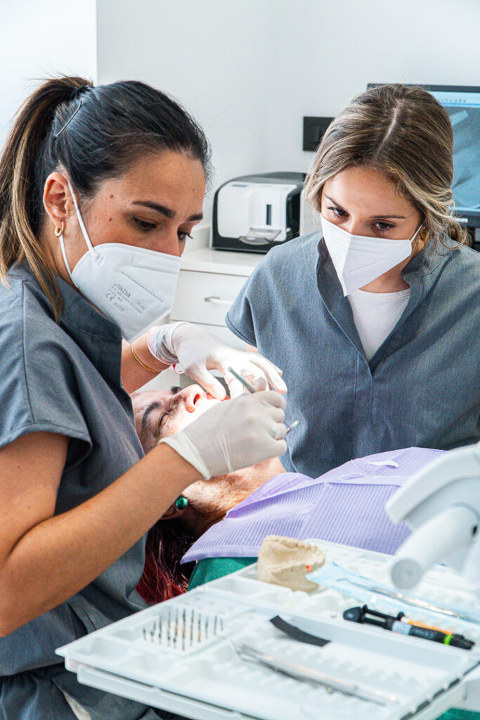 Clinica Dental Flúor Dentista atendiendo paciente