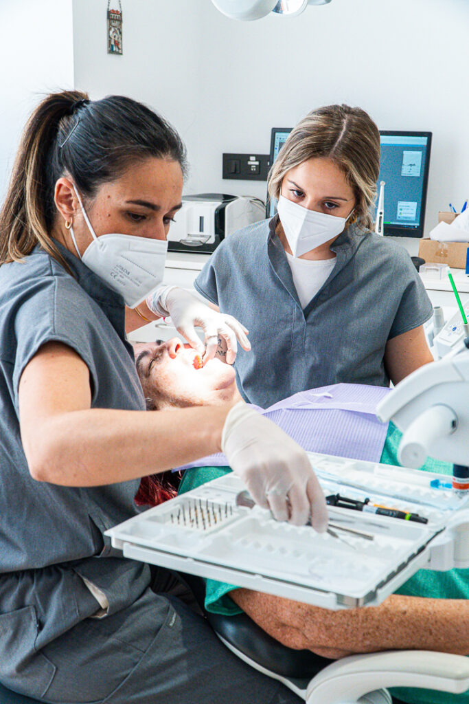 Clinica Dental Flúor Dentista atendiendo paciente