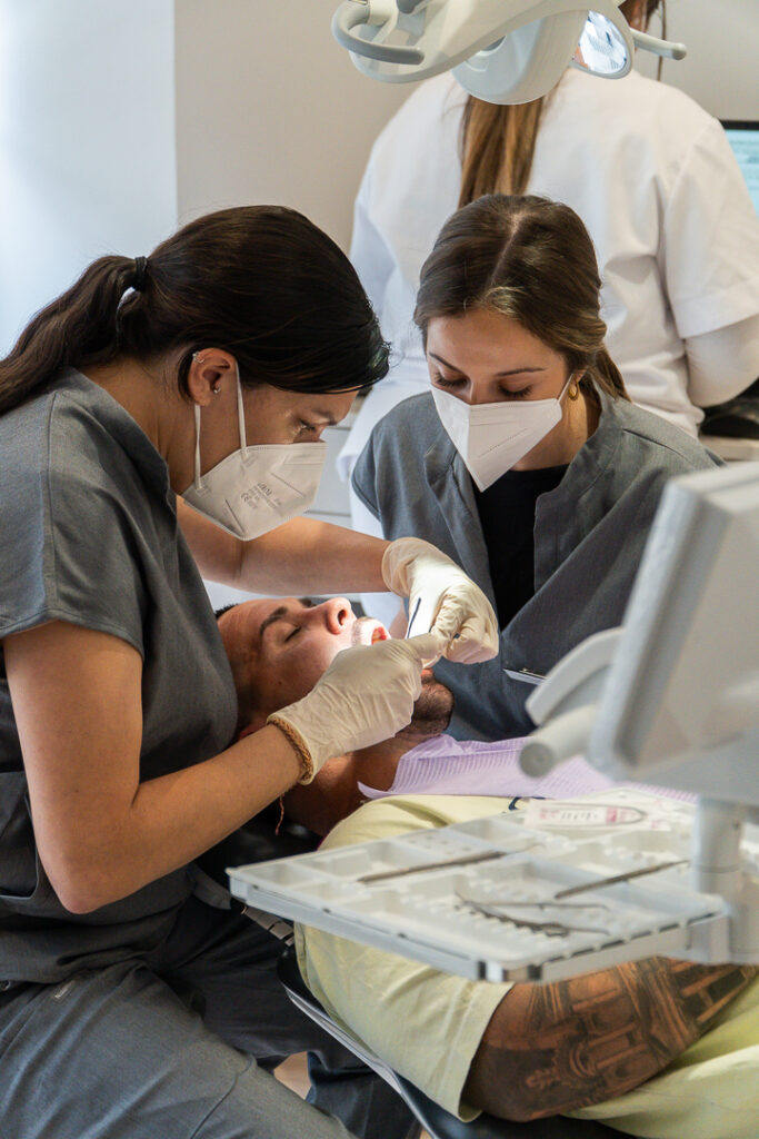 Clinica Dental Flúor Dentista atendiendo paciente