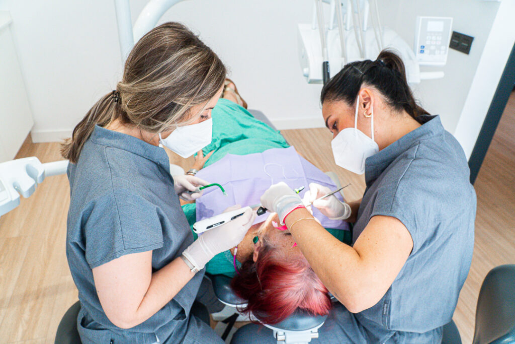 Clinica Dental Flúor Dentista atendiendo paciente