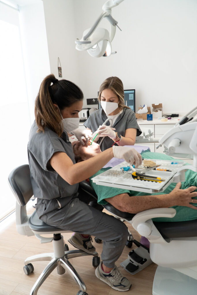 Clinica Dental Flúor Dentista atendiendo paciente