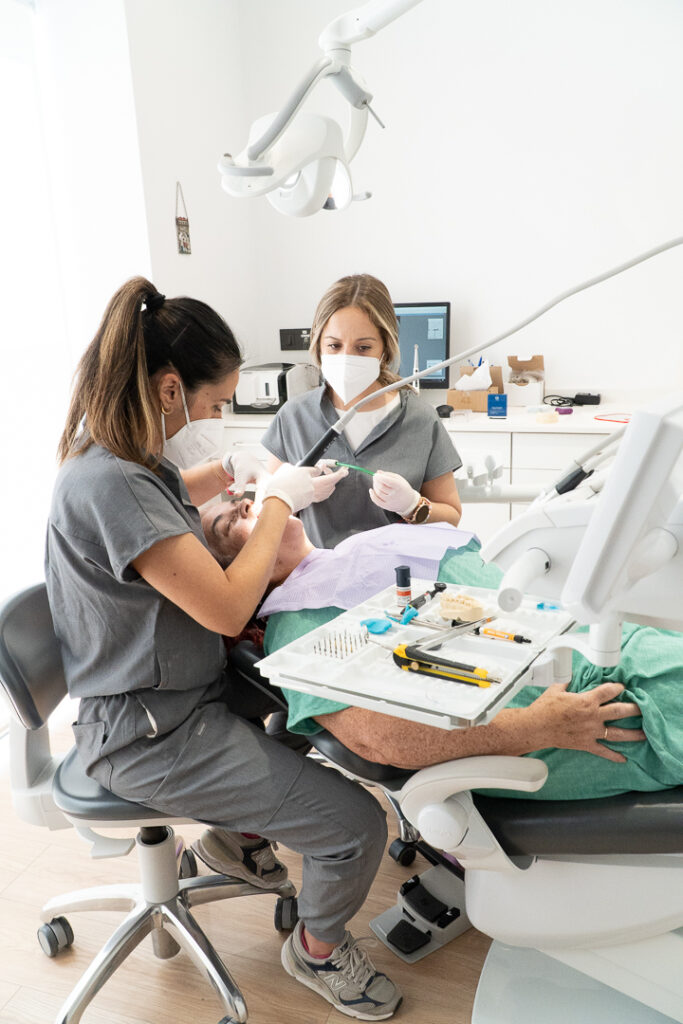 Clinica Dental Flúor Dentista atendiendo paciente