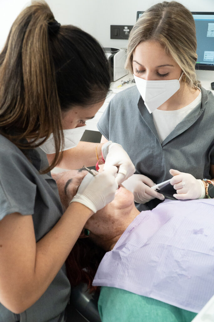 Clinica Dental Flúor Dentista atendiendo paciente