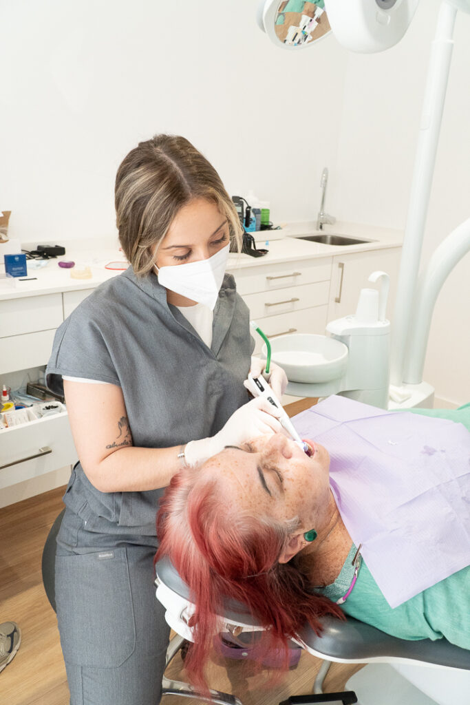 Clinica Dental Flúor Dentista atendiendo paciente