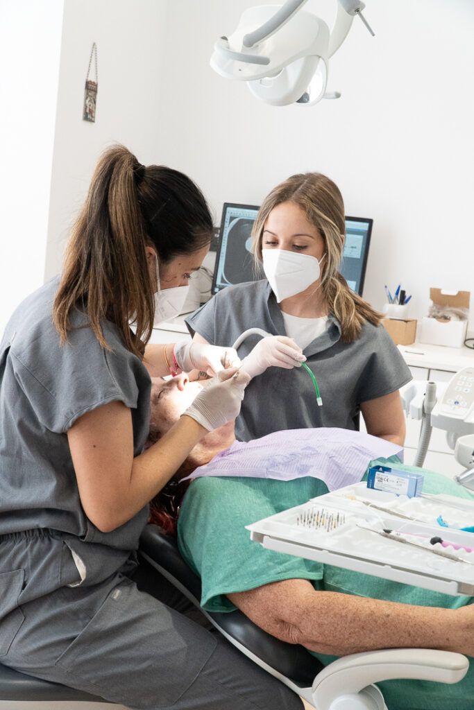 Clinica Dental Flúor Dentista atendiendo paciente