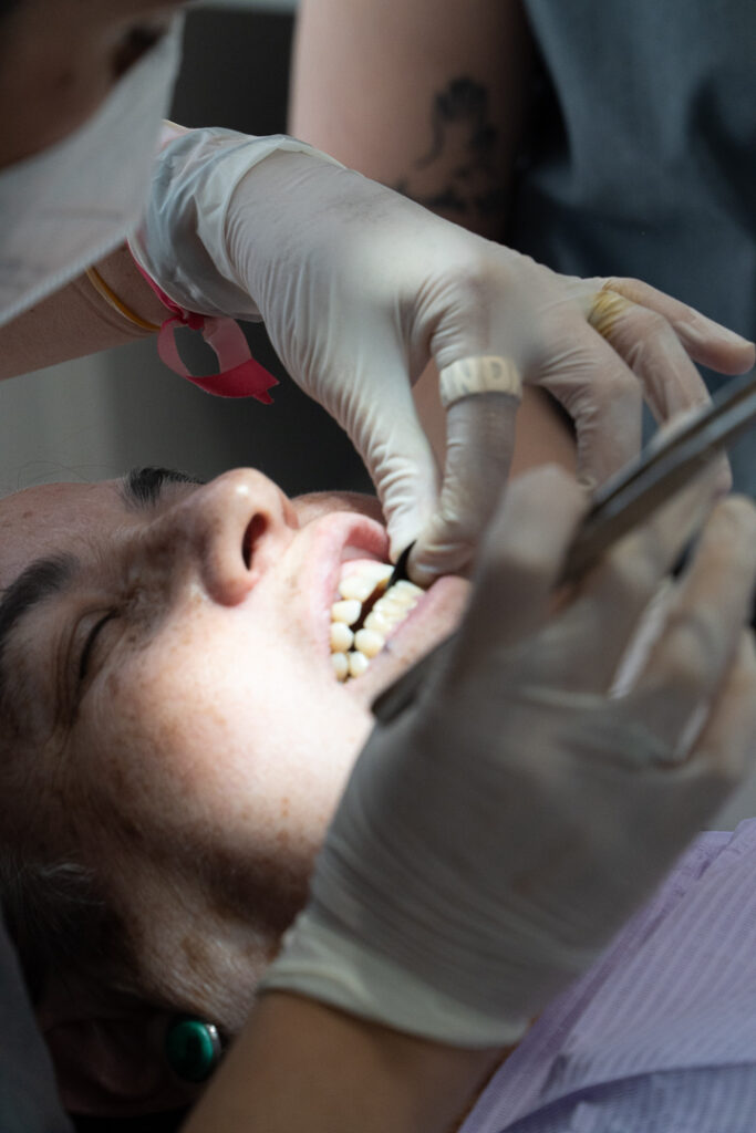 Clinica Dental Flúor Dentista atendiendo paciente