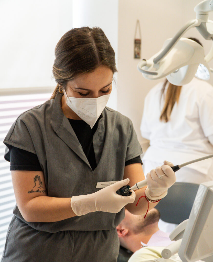 Clinica Dental Flúor Dentista atendiendo paciente