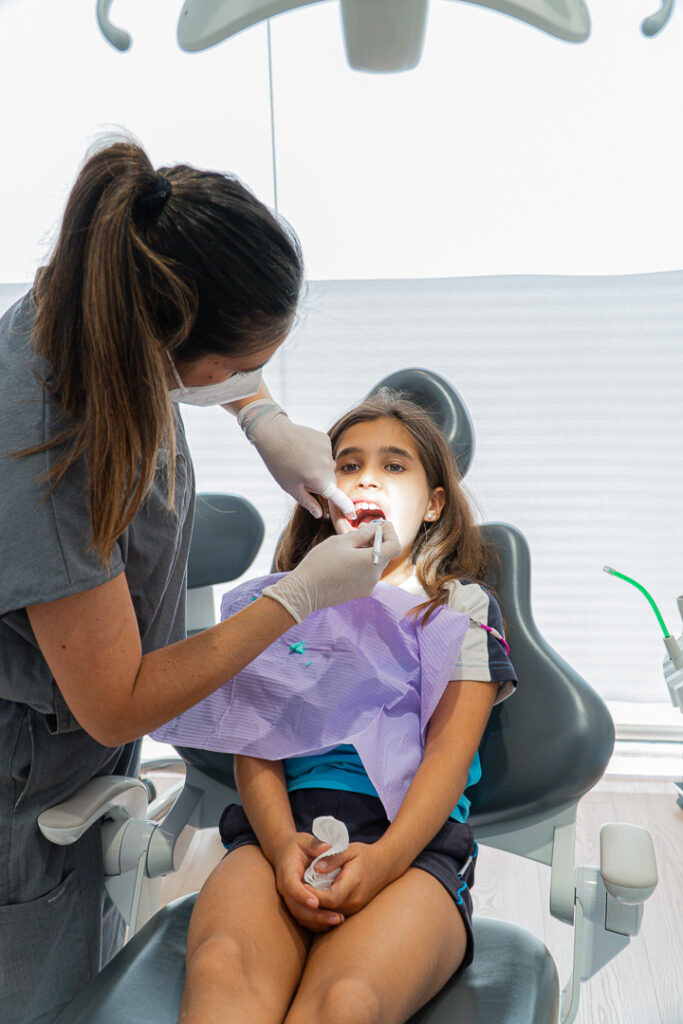 Clinica Dental Flúor Dentista atendiendo paciente