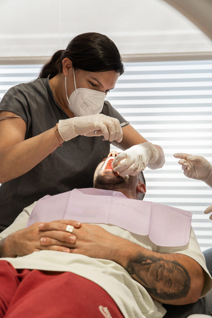 Clinica Dental Flúor Dentista atendiendo paciente