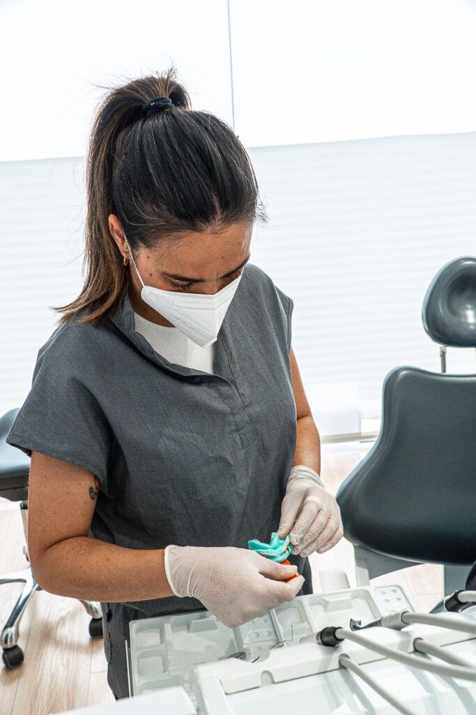 Clinica Dental Flúor Dentista atendiendo paciente